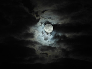 Naklejka na ściany i meble Luna llena con nubes