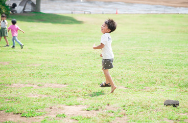 Fototapeta premium 夏の公園で遊ぶ男の子
