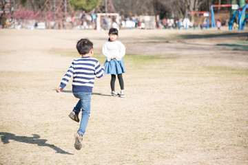 公園で遊ぶ子供