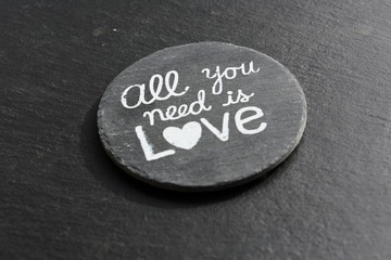 untersetzer mit aufschrift all you need is love