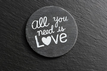 untersetzer mit aufschrift all you need is love