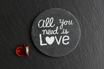 untersetzer mit aufschrift all you need is love
