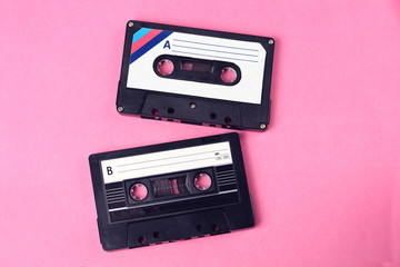 Fototapeta premium grupa dwóch audio retro vintage kaseta magnetofonowa styl lat 80-tych na różowym tle