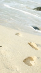 Fototapeta na wymiar marche dans le sable
