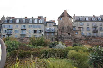 Obraz premium Jardins et remparts du mans dans la Sartre