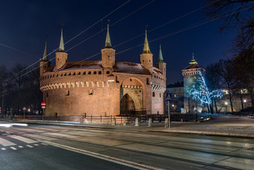 Fototapeta na wymiar Krakow, Poland, medieval barbican (Barbakan) and Florianska gate in the night