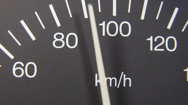  Sich bewegende Tachonadel zeigt die aktuelle Geschwindigkeit eines Fahrzeugs (Tachometer, Tempo)