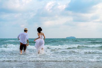 Fototapeta na wymiar ASIA couple on the beach