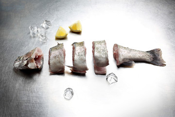 Ryba w dzwonkach. Świeży pstrąg pokrojony na kawałki. © foodandcook