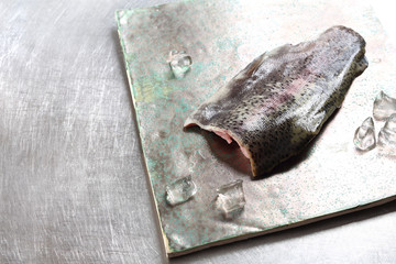 Surowa ryba. Pstrąg filet. © foodandcook
