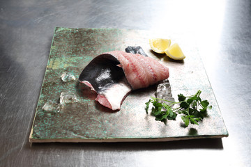 Świeża ryba, filet z suma. Surowe mięso ryby, składniki potraw © foodandcook