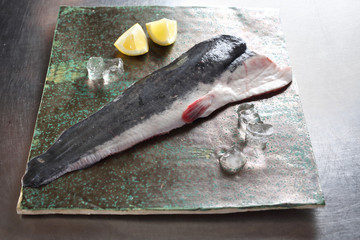 Świeża ryba. Filet z suma afrykańskiego. © foodandcook