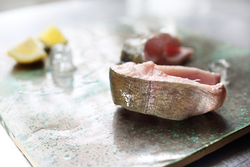 Dzwonki ryby.   Kawałki świeżego pstrąga. © foodandcook