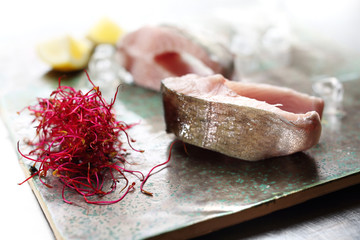 Świeży pstrąg pokrojony na kawałki. © foodandcook