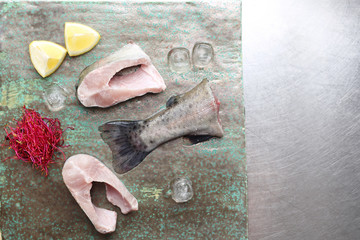 Ryba w dzwonkach. Świeży pstrąg pokrojony na kawałki. © foodandcook