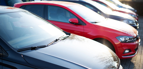 Autos in einer Reihe 