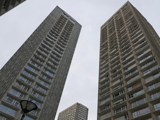 vista in prospettiva dal basso di grattacieli