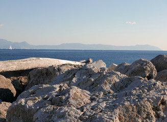 Fototapeta na wymiar la costa di napoli sullo sfondo dei frangiflutti