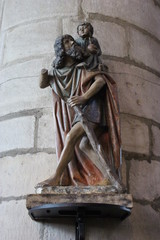 Fototapeta na wymiar Saint-Christophe : statue en bois dans l'église de Saint-Jean-de-Losne