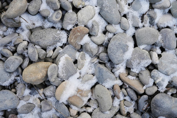 Kieselsteine mit Schnee