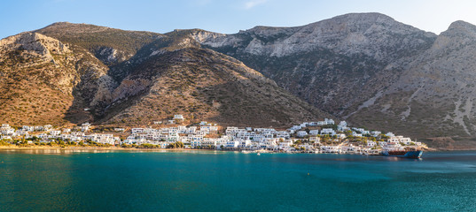Fototapeta premium The bay of Sifnos with crystal water surrounded by beautiful mountains. Sifnos island, Greece
