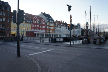 Fototapeta premium Calle con casas de colores. otoño Copenhague Dinamarca