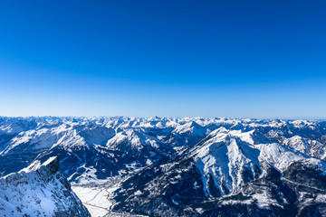Fototapeta na wymiar Zugspitze - Traumhafter Fernblick auf das Alpenpanorama