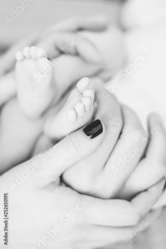 Pieds De Bebe Et Mains Des Parents Wall Mural Wallpaper Murals Lorabarra Pieds De Bebe Et Mains Des Parents Wall Mural Wallpaper Murals Lorabarra