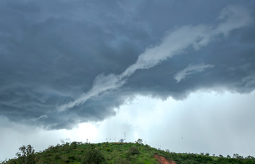 Nuvem de chuva sobre Capela Santa Rita de C&aacute;ssia, na cidade de Guarani, estado de Minas Gerais, Brasil
