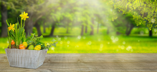 osterdeko auf holztisch