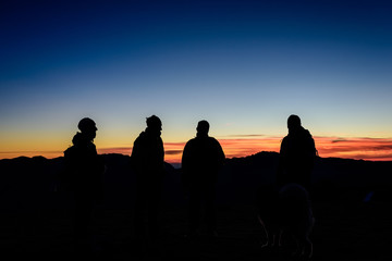 Fototapeta premium Gruppo, quattro persone, osservano l'alba in montagna