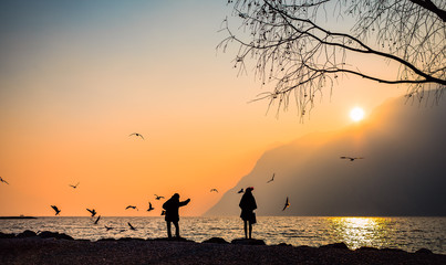 coppia osserva il tramonto al lago di Garda, italia