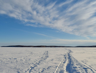 Obraz premium Beautiful winter landscape with clouds. Winter road goes into the distance. 