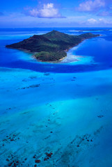 Plakat French Polynesia: Helicopter flight near Moorea Island over the coral lagoons