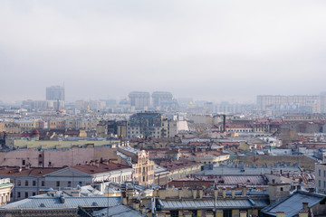 Obraz premium Widok na budynki, ulice, mosty, rzeki i kanały w Sankt Petersburgu w Rosji.