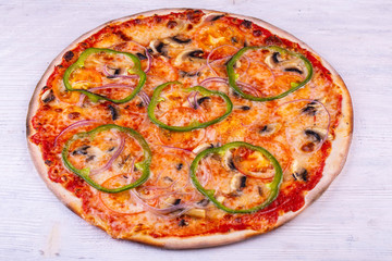 Champignons and paprika tomato sauce pizza
