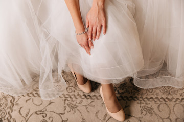 bride puts on shoes
