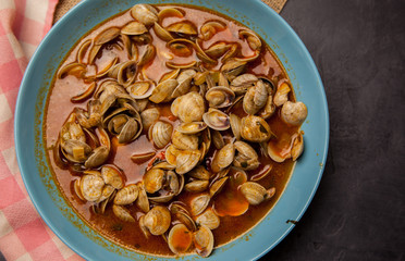 Plato con almejas en salsa