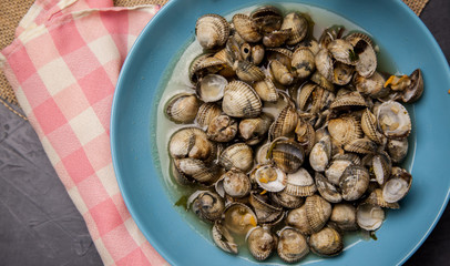 Plato con berberechos al vino