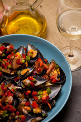 Mejillones y vino blanco