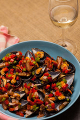 Plato de mejillones con verduras
