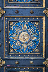 Soleil d'or sur porte bleue