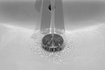 water flowing from the tap to the sink