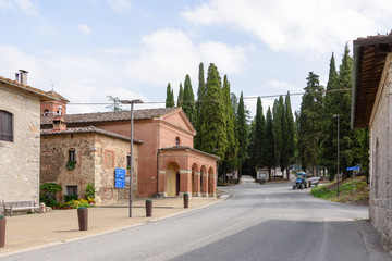 Fototapeta na wymiar Auf dem gebiet um das Castello di Brolio welches der Familie Ricasoli gehört werden hervorragende Rot und Weißweine gekeltert. Insbesondere der Chianti Classico