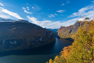 Blick auf den Aurlandsfjord an einem sonnigen Herbsttag - 252673122