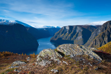 Blick auf den Aurlandsfjord an einem sonnigen Herbsttag - 252673318