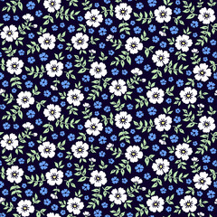 Naadloos ditsy bloemenpatroon in vector. Kleine blauwe en witte bloemen op een donkerblauwe achtergrond.