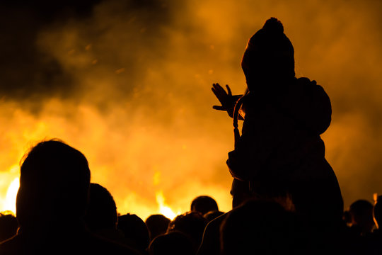 Kind vor einem Osterfeuer