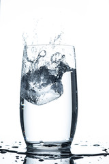 Glas mit Wasser und Eiswürfel