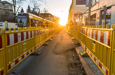 Baustelle auf Fahrbahn mit Tram